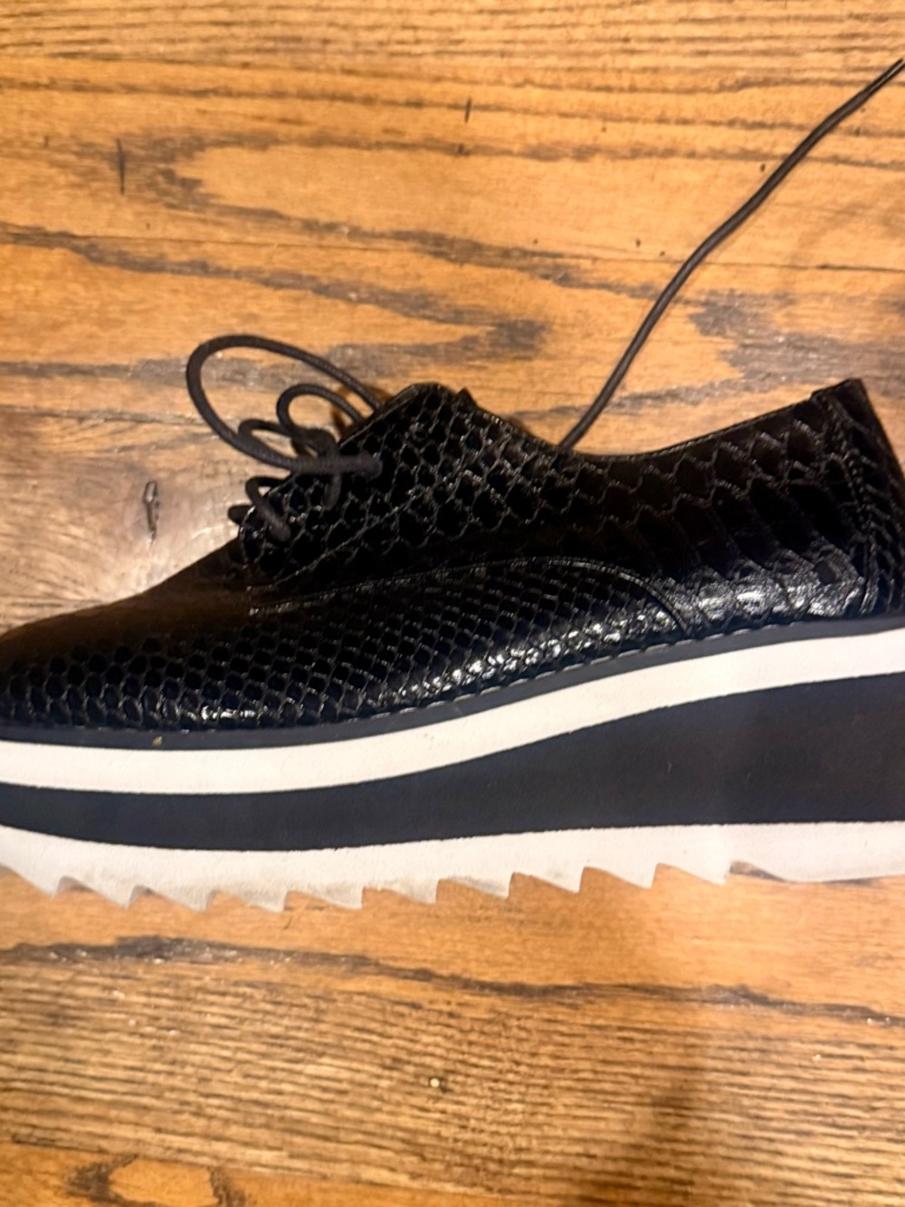 Madden Girl Black Faux-Snake Platform Oxfords with White Trim - Picture 2 of 8